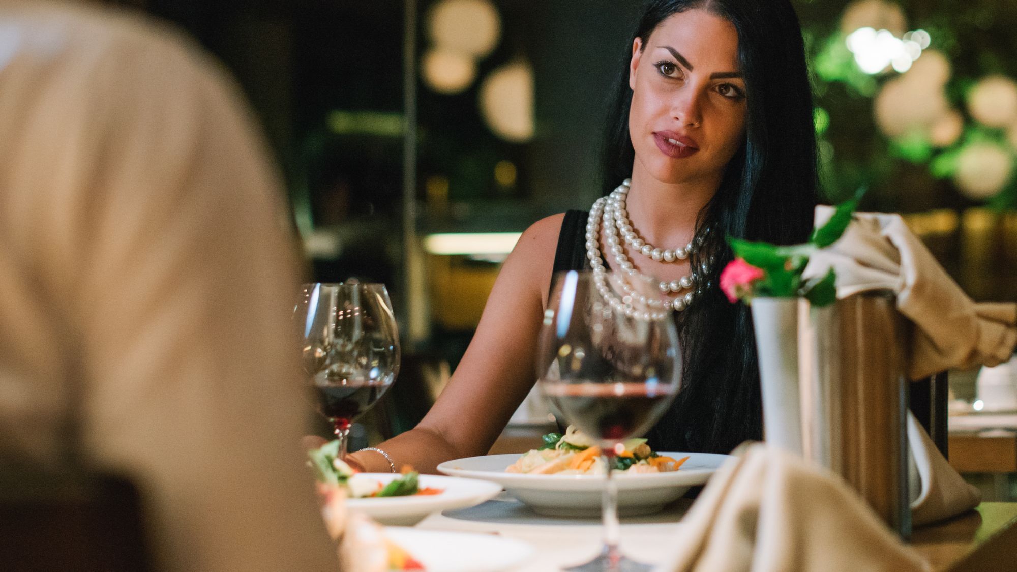 Alexander Beach Hotel & Spa Alexandrúpoli Kültér fotó A woman dining in a restaurant